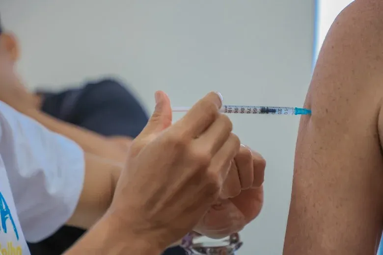 Prefeitura alerta sobre a importância da vacinação contra gripe e covid no Carnaval