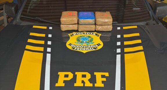 PRF prende passageira de táxi transportando maconha, em Guajará-Mirim