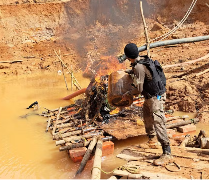Trator, barcos e gerador de energia são destruídos em operação contra garimpo e desmatamento em RO