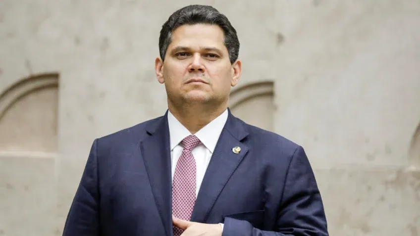 Alcolumbre permite escala 4 X 3 para funcionários do Senado.