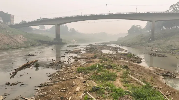Após seca histórica, Rio Acre transborda e deixa famílias desalojadas