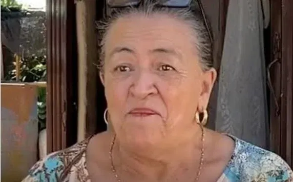 Mulher enriquece com vendas de fofocas e compra duas casas