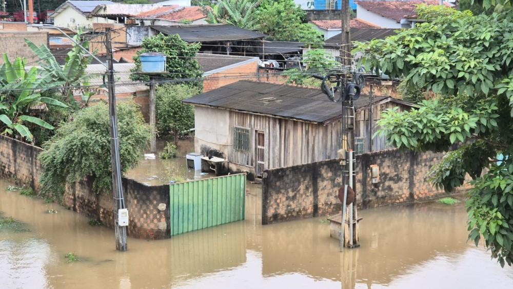 Rio Jaru bate recorde de cheia e deixa famílias desalojadas em RO