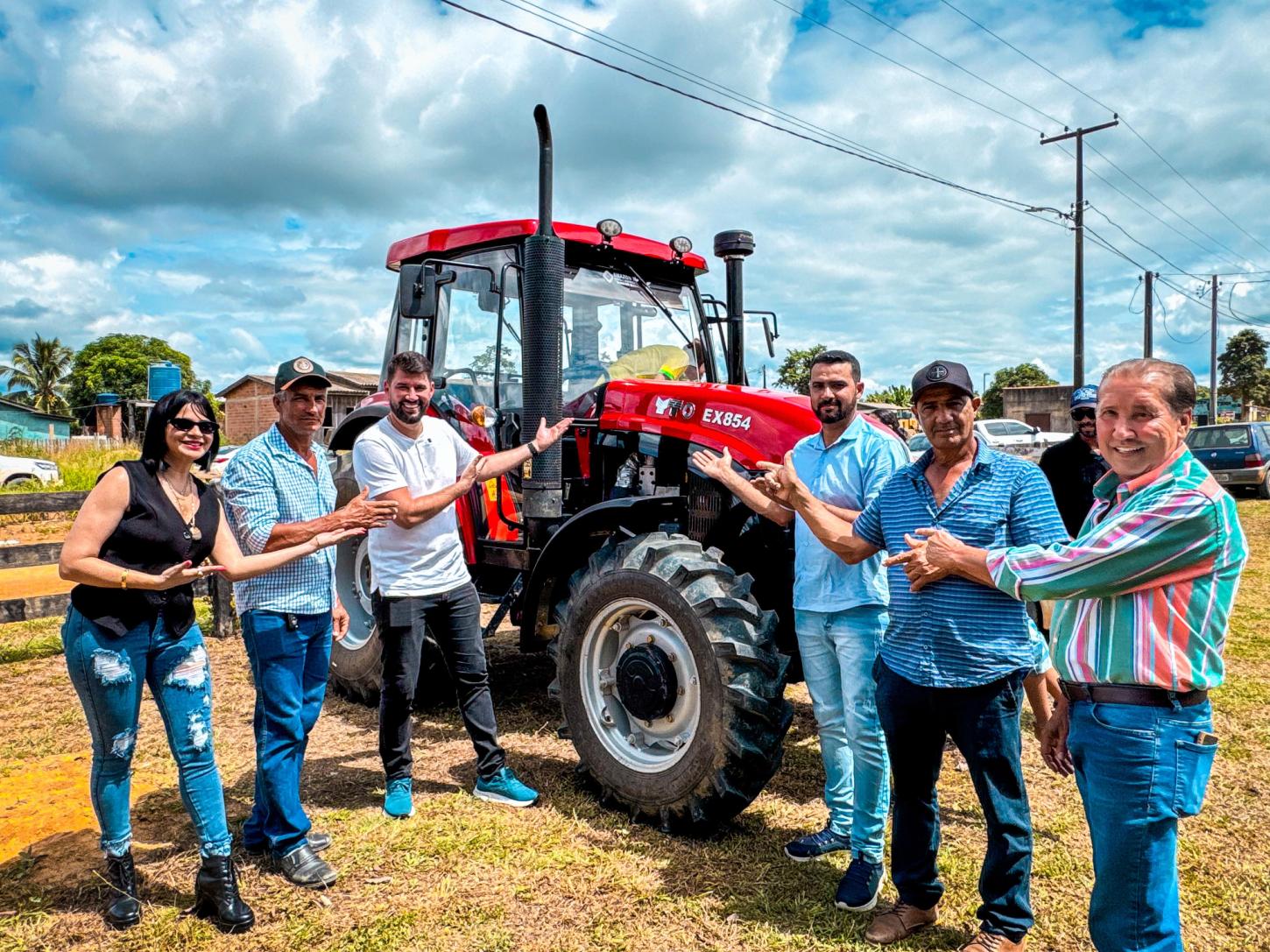 Deputado Nim Barroso entrega trator para produtores rurais em Machadinho D’Oeste