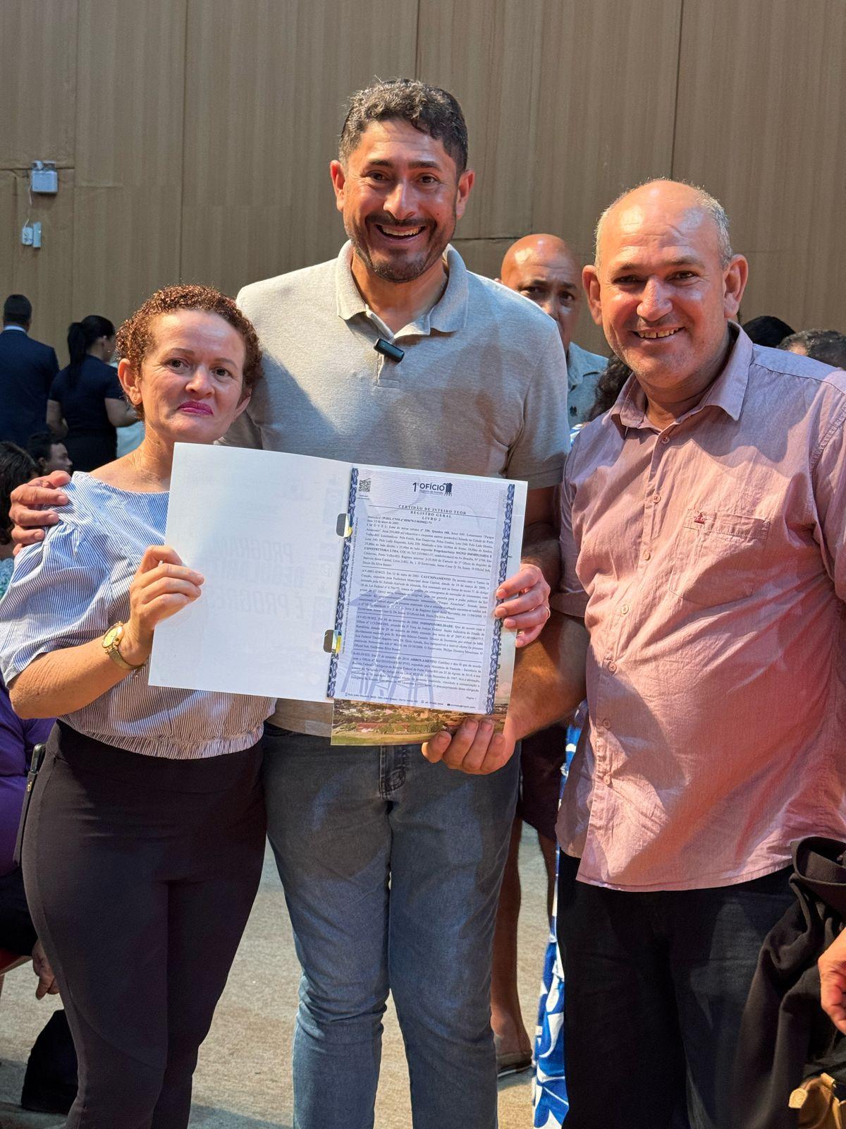 Márcio Pacele celebra, ao lado da população, evento que entregou mais de 1.000 títulos definitivos