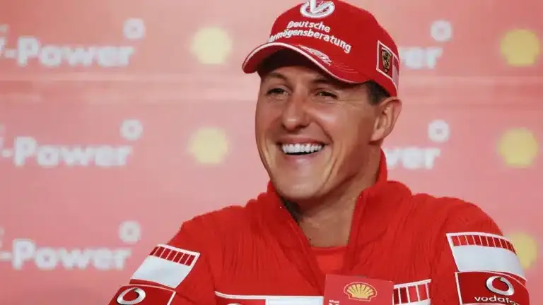 Michael Schumacher e esposa assinam capacete para tributo no GP do Bahrein