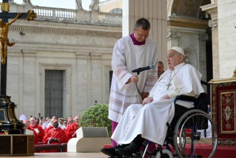 Papa Francisco faz aparição na Praça de São Pedro durante Domingo de Ramos