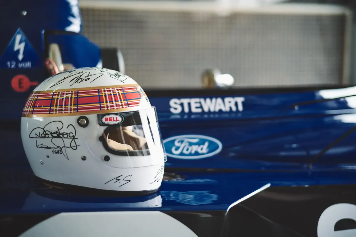 Schumacher consegue escrever suas iniciais em um capacete