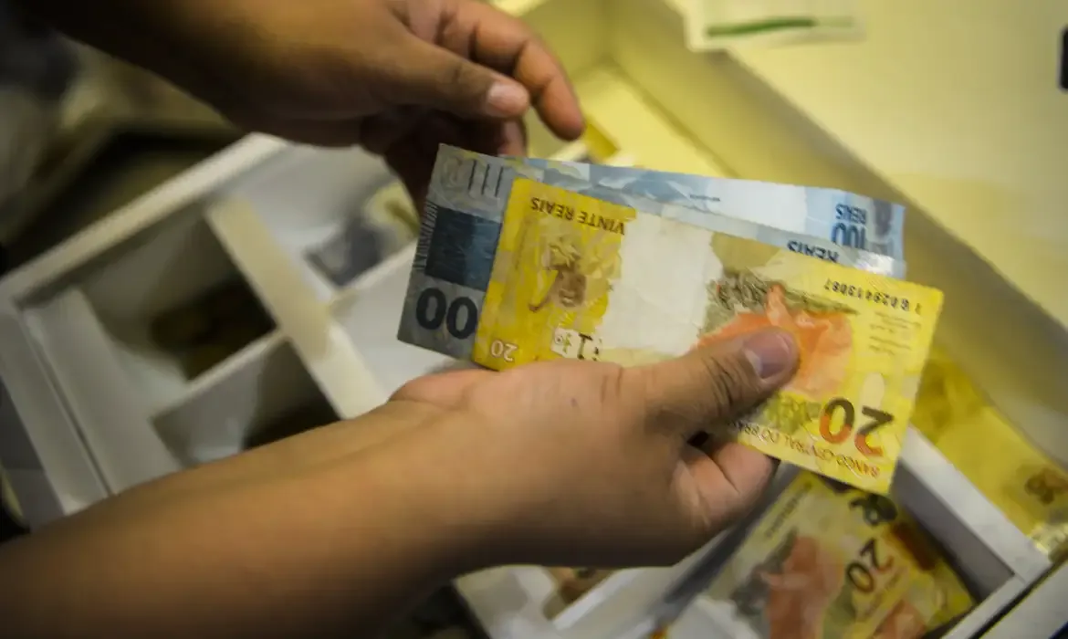 Trabalhador pode trocar dívidas mais caras por consignado para CLT