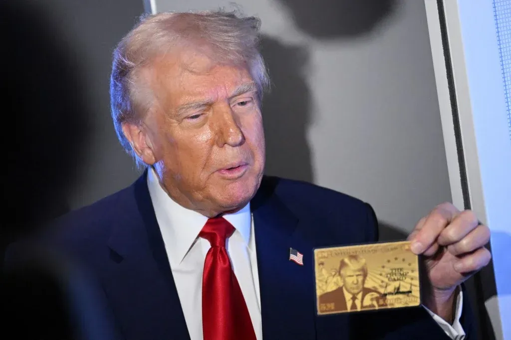 Trump apresenta “gold card” que vale US$ 5 milhões e dá cidadania americana