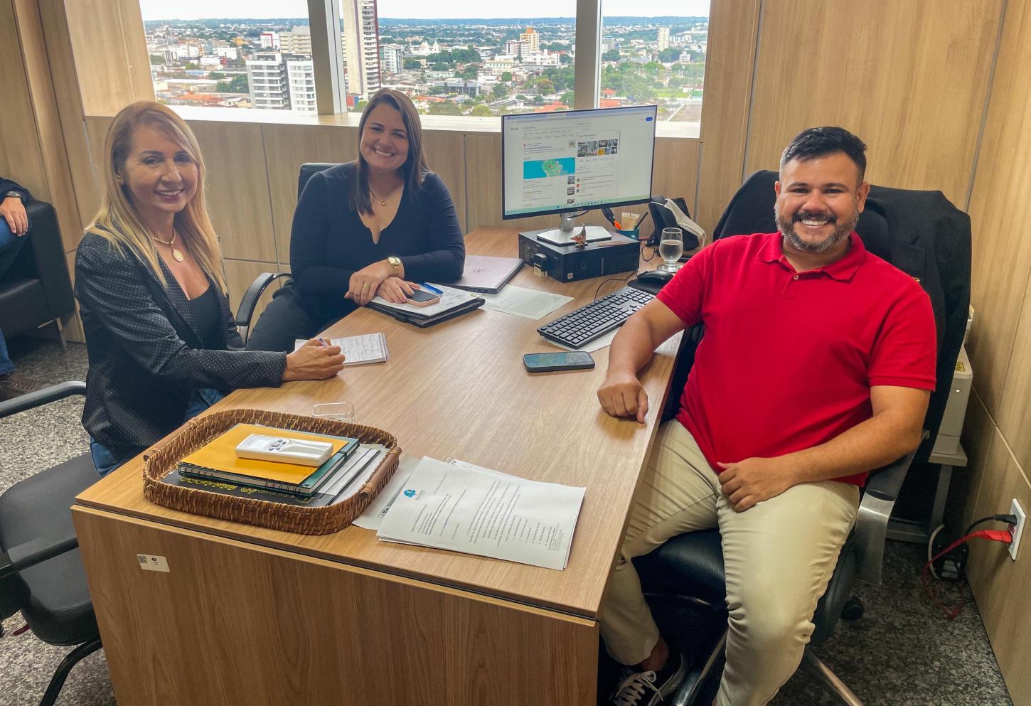 Assessor Especial da Presidência Adriano Rocha Recebe Vereadora de Cabixi