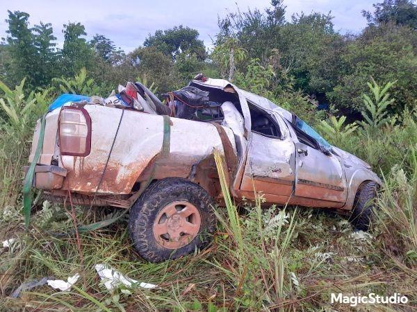Capotamento na BR-319 deixa dois mortos e um ferido grave