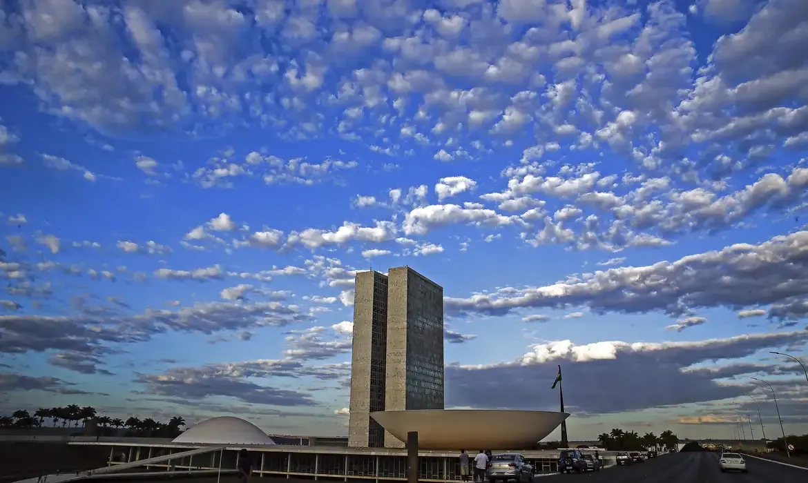 CCJ do senado aprova fim da reeleição para cargos do Executivo