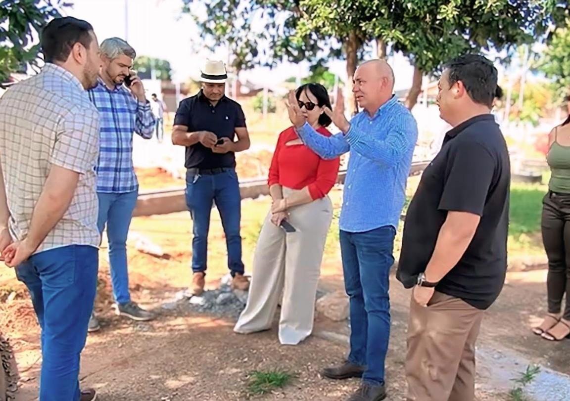 Deputado Ezequiel Neiva inspeciona as obras de construção de três campos de futebol society com gramado sintético em Vilhena