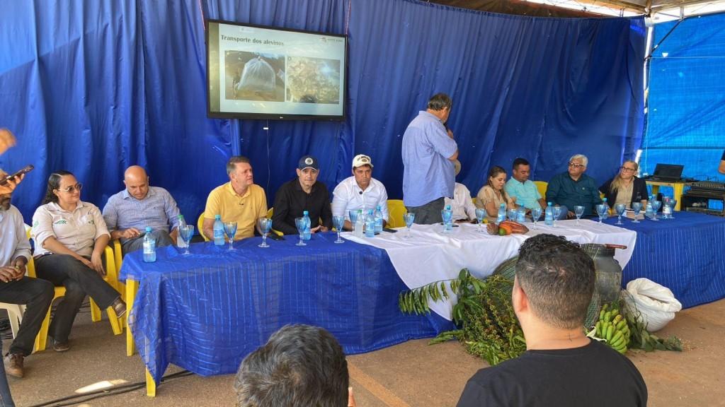 Deputado Luizinho Goebel participa da festa de aniversário de Seringueiras e entrega 200 mil alevinos a piscicultores