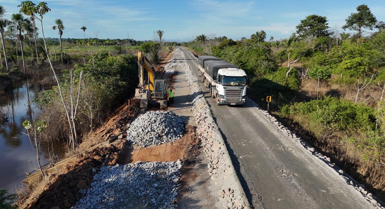 Dra. Taíssa acompanha obras de elevação da BR-425 após alagamentos
