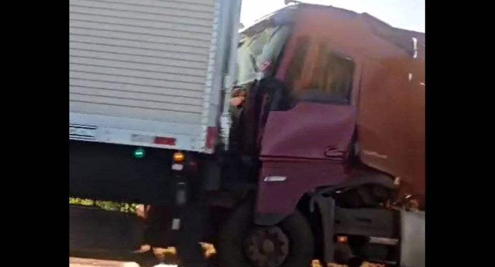 Engavetamento entre três carretas é registrado na BR-174 próximo a Vilhena