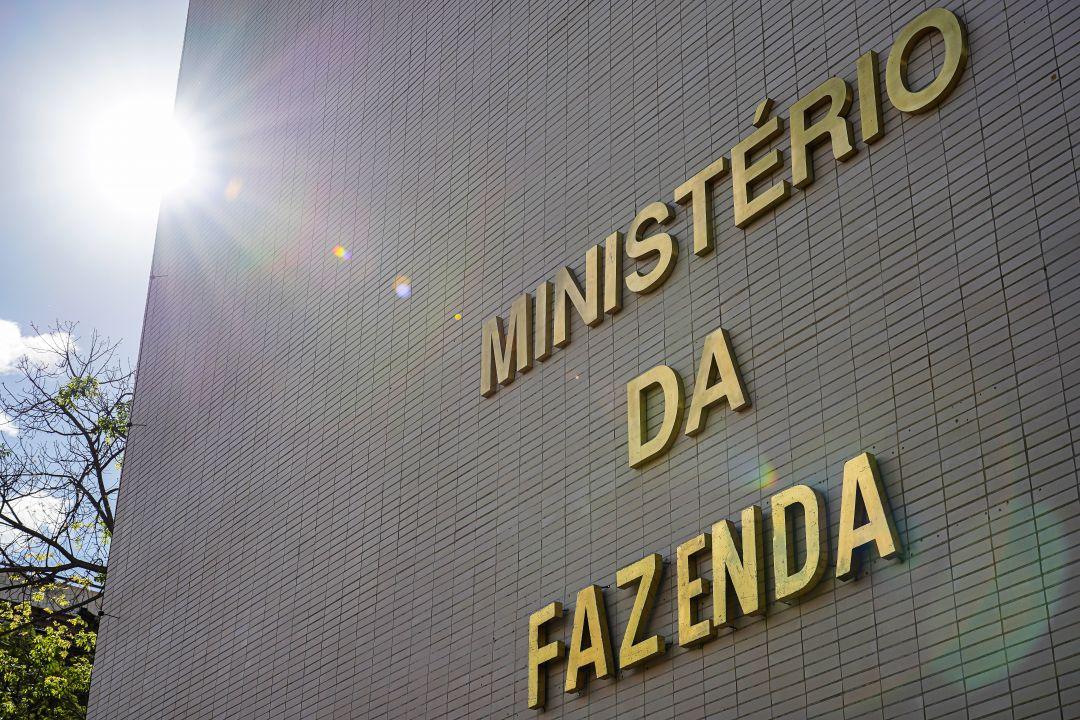 Governo eleva previsão de déficit primário para 2025 de R$ 29,5 bi para R$ 97 bi devido a alta de despesas obrigatórias e frustração de receitas