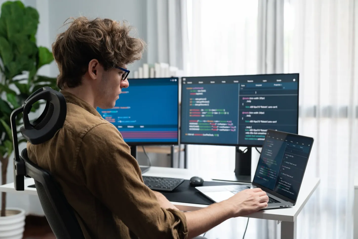 Governo lança programa gratuito para formar 10 mil programadores com bolsa mensal