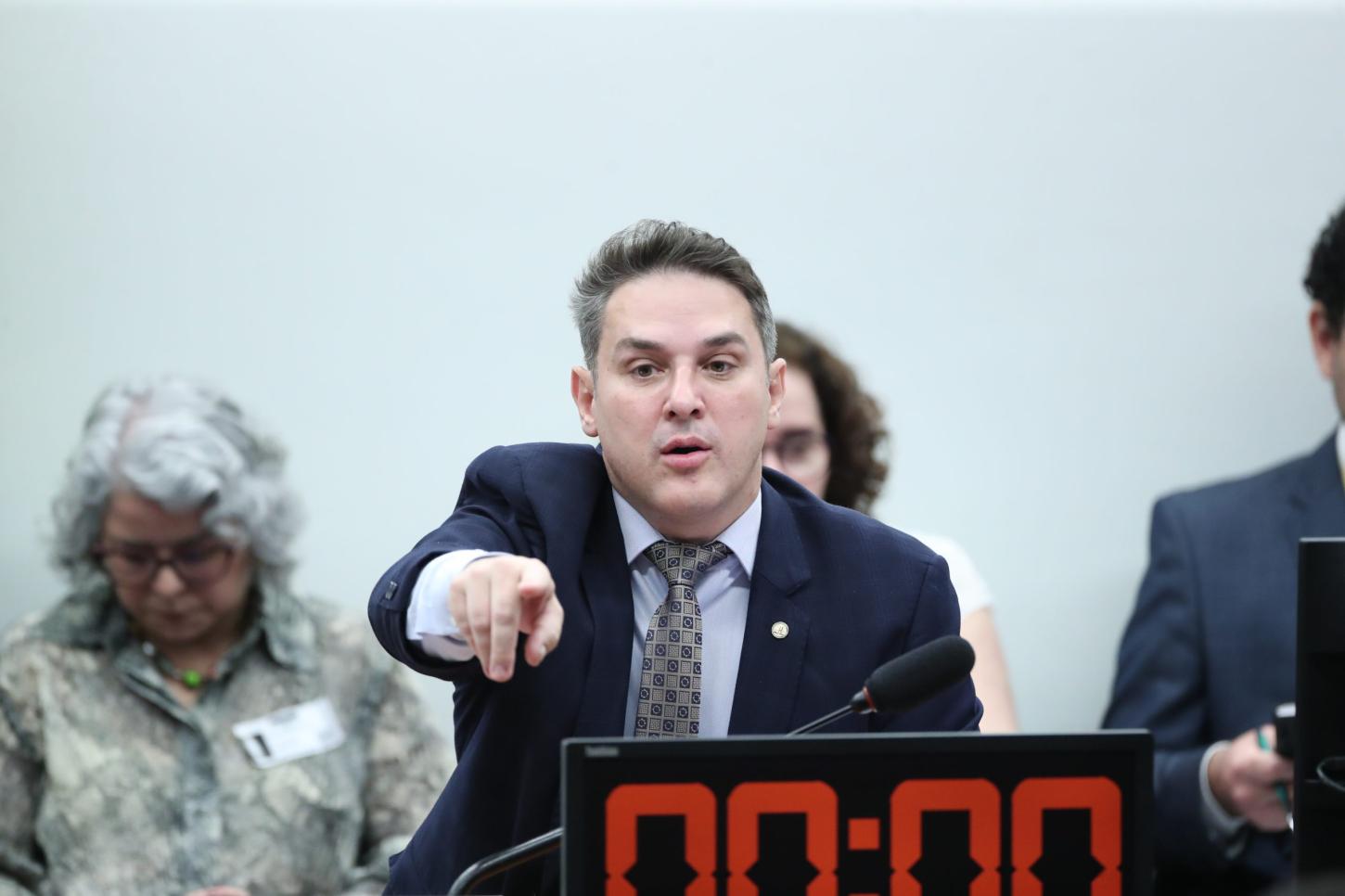 “Ignorou decisão soberana de 315 deputados”, diz líder da oposição sobre Moraes