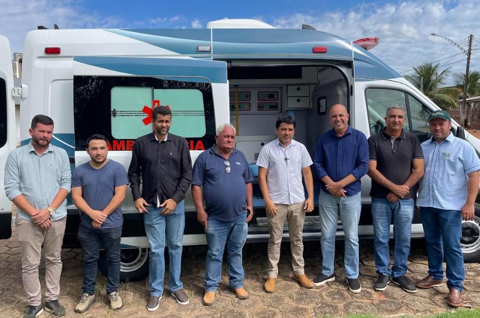 Ismael Crispin transforma compromisso em ação e entrega ambulância à população de Corumbiara