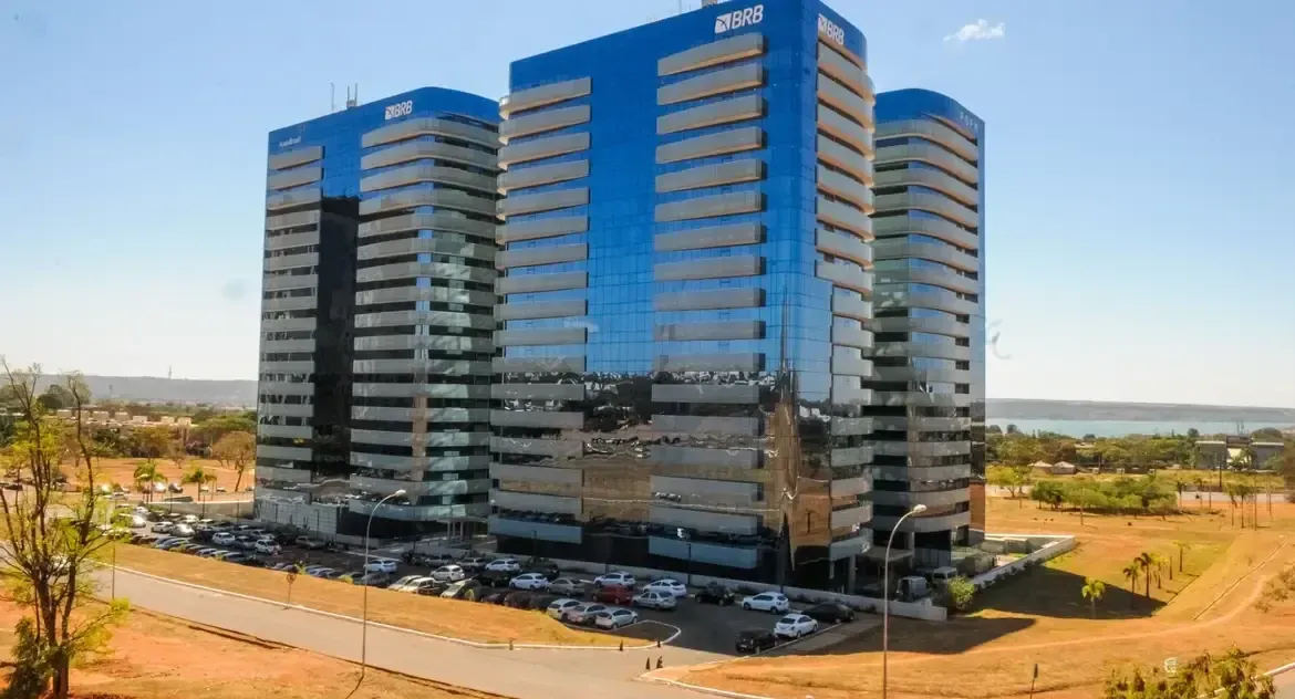 Justiça suspende assinatura de contrato de compra do Banco Master pelo BRB após pedido do MP