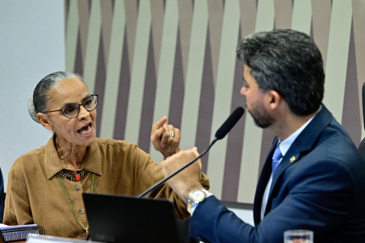 Marina Silva grita, aponta o dedo e abandona comissão do senado