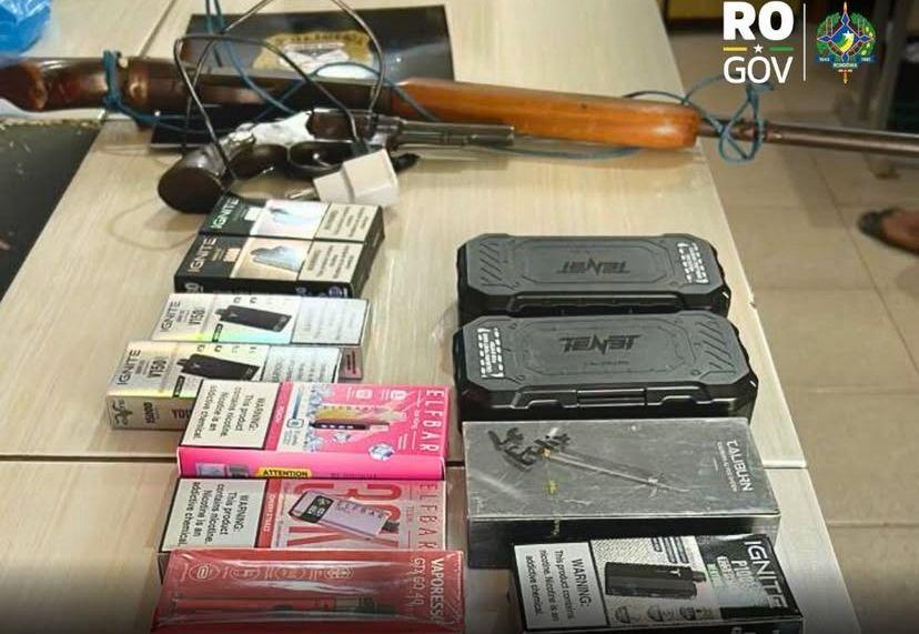 POLÍCIA CIVIL APREENDE CIGARROS ELETRÔNICOS E ARMAS EM OPERAÇÃO CONTRA COMÉRCIO ILEGAL EM COSTA MARQUES
