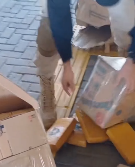 PRF apreende 100kg de drogas em caminhão. Condutor tinha, ainda, 48 comprimidos de anfetamina