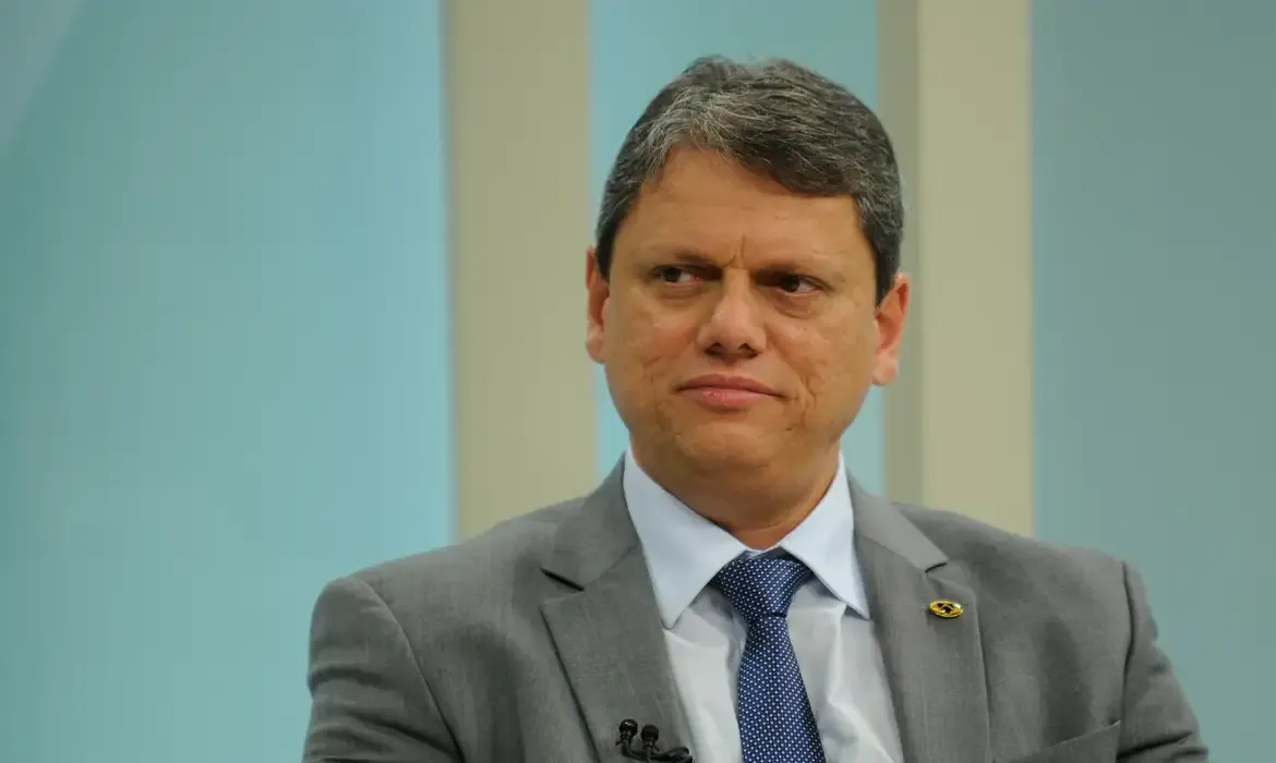 Tarcísio se aproxima do PL em meio a acenos da direita