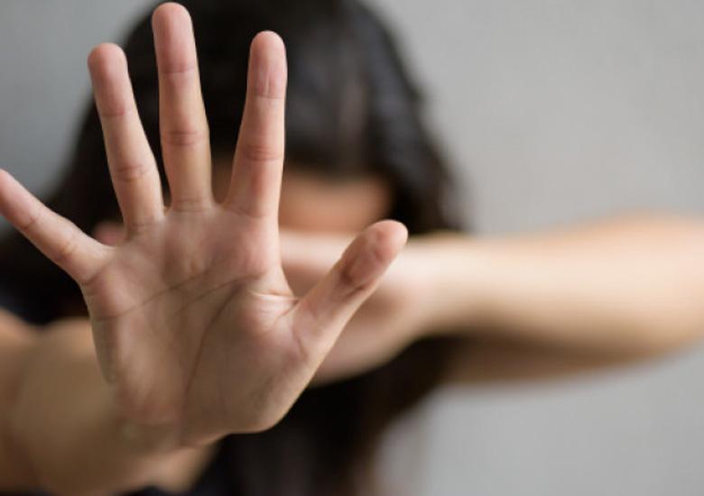 Adolescente é agredida com perna-manca na cabeça pela madrasta evangélica depois de ganhar garrafa de vinho