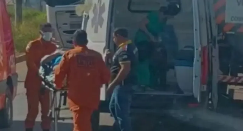 Ambulância de Cerejeiras com paciente a bordo se envolve em engavetamento na BR-364, em Vilhena