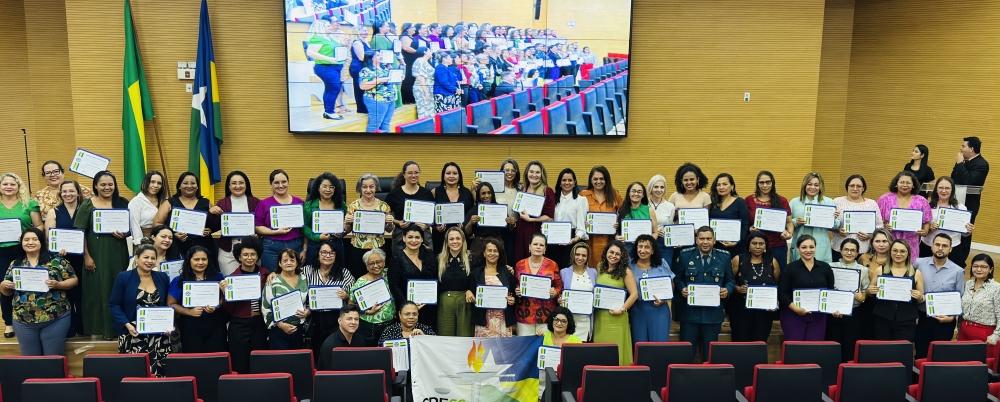 Assistentes sociais recebem votos de louvor pelas mãos da deputada Cláudia de Jesus