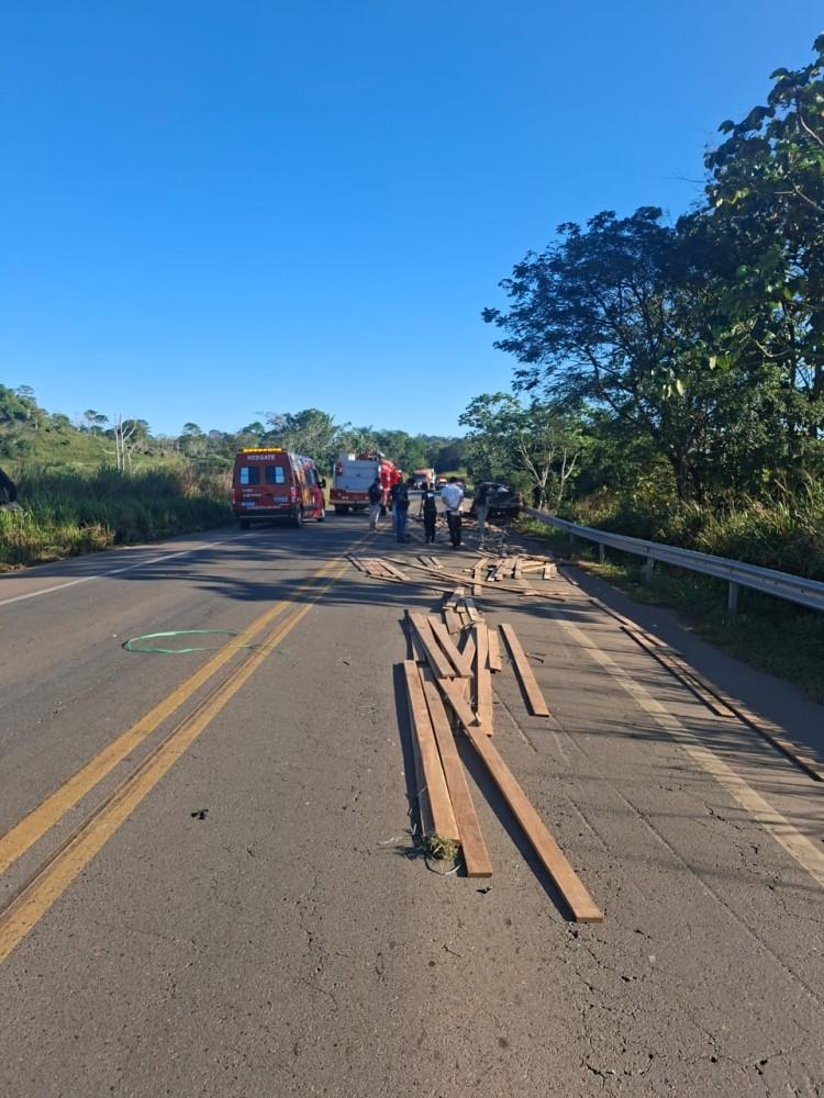 Carreta carregada de madeira tomba sobre caminhonete e deixa três vítimas fatais