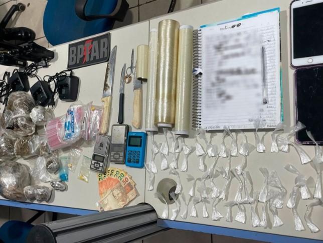 Casal é preso com drogas, veículo clonado e rádios transmissores durante operação da PM em Porto Velho