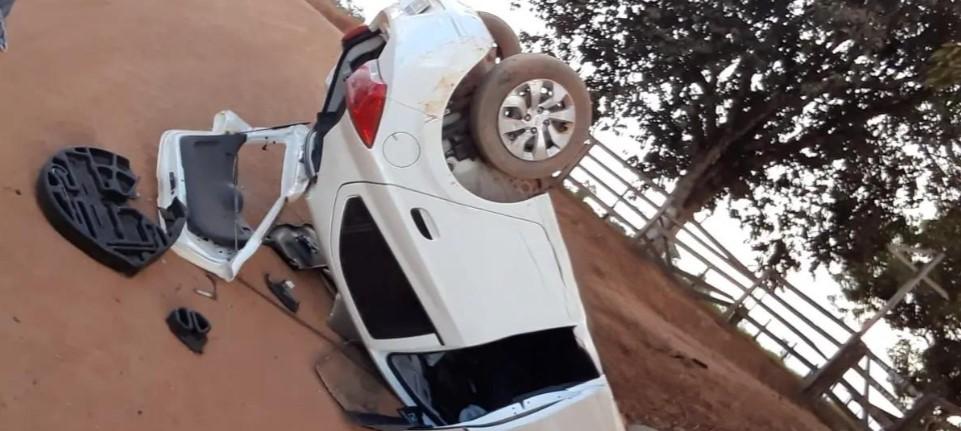 Casal fica ferido em acidente com capotamento na capital