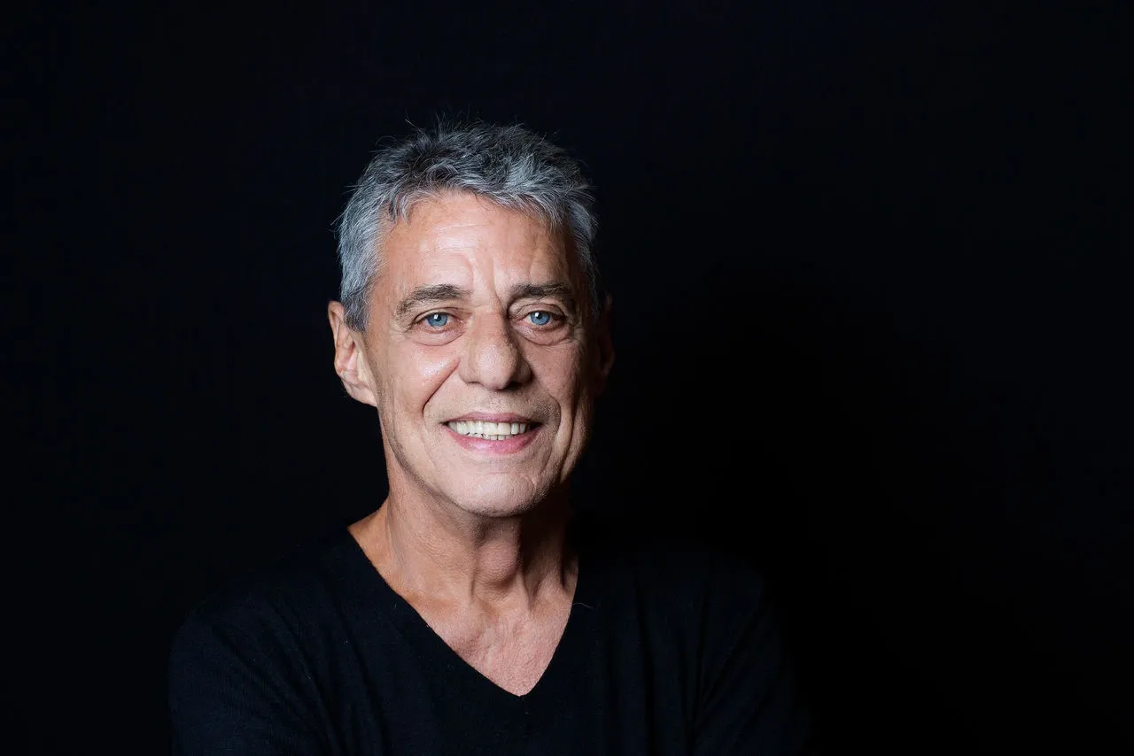 Chico Buarque passa por procedimento cirúrgico em Copacabana