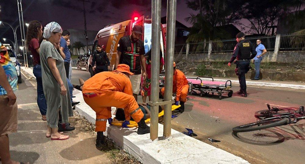 Ciclista e motociclista ficam feridos em colisão no centro