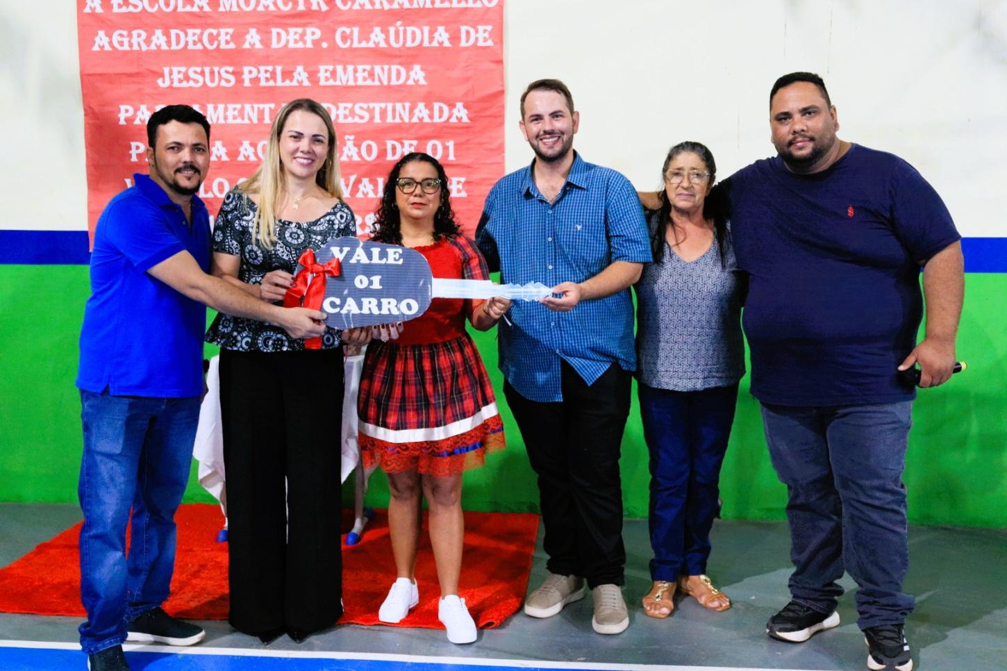 Cláudia de Jesus beneficia escola de Chupinguaia com veículo para atividades pedagógicas