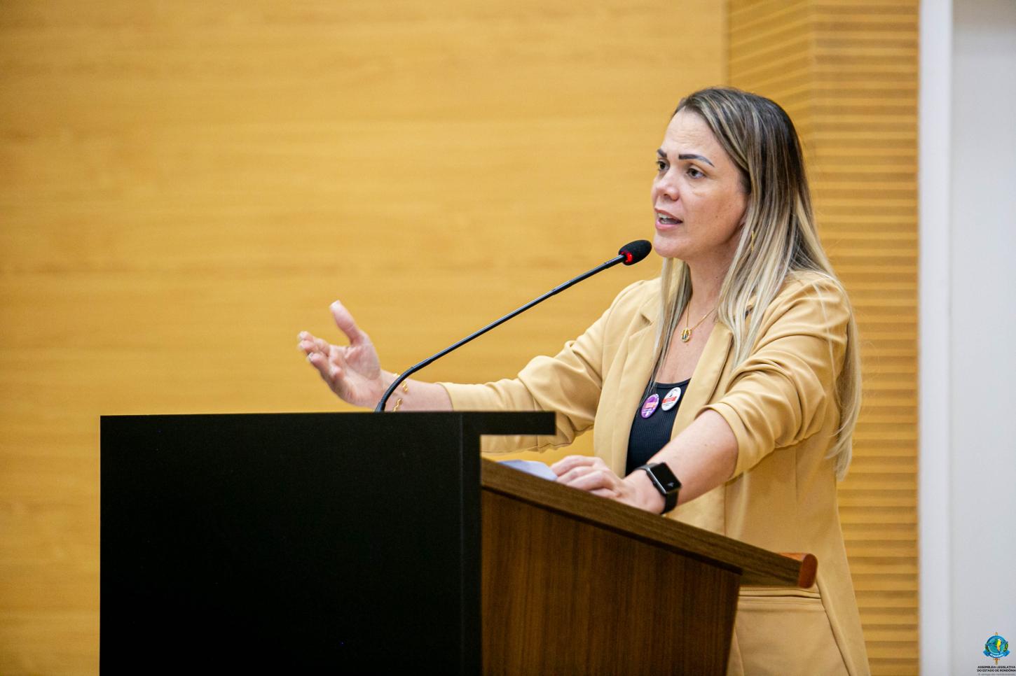 Cláudia de Jesus defende aproveitamento de formação de servidores readaptados