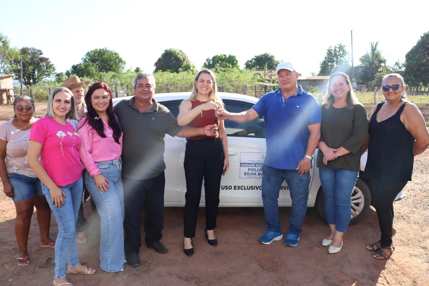Cláudia de Jesus participa da entrega de carro para unidade de saúde de Alvorada do Oeste