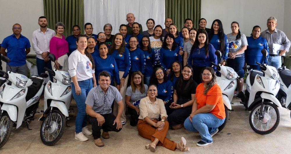 Deputada Dra. Taíssa entrega 32 motos para agentes comunitários de saúde em Alto Paraíso