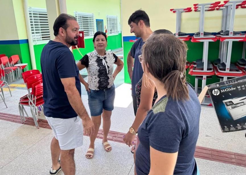 Deputado Laerte Gomes reforça compromisso com a educação e solicita construção de quadra poliesportiva para Escola 13 de Maio, em Ji-Paraná