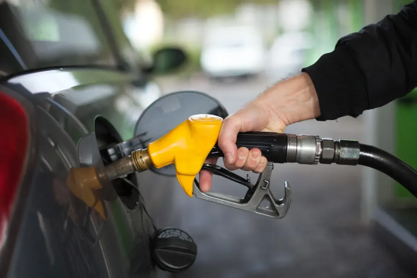 Governo Lula estuda aumentar mistura de etanol na gasolina para reduzir impacto da crise no Oriente Médio
