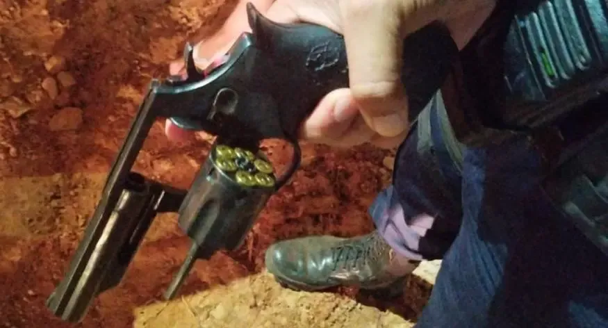 Homem é preso com revólver ilegal comprado no dia anterior