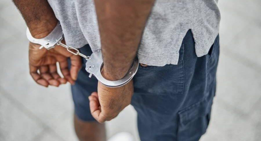 Homem é preso dentro de quintal após tentar arrombar casa