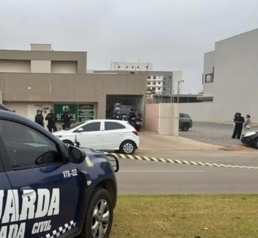 Homem mata a esposa, esfaqueia a filha de 7 anos e tenta tirar a própria vida após o crime