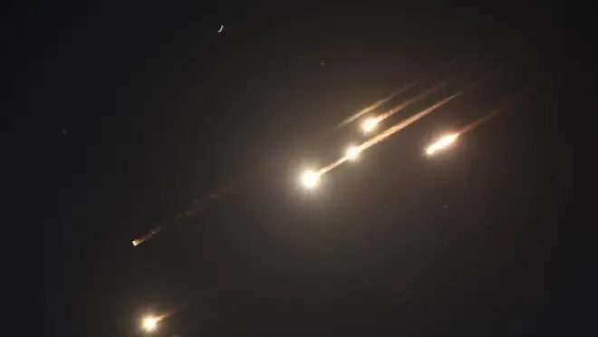 Irã lança novo ataque com mísseis contra Israel, apesar de ação dos EUA no território iraniano