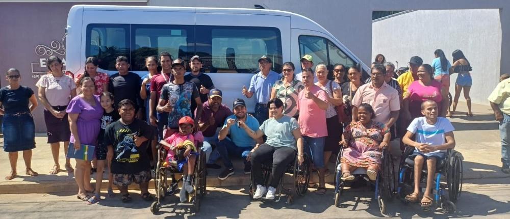 Jean Mendonça participa da entrega de van adaptada para Associação de Pessoas com Deficiência em Jaru