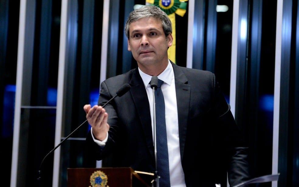 Líder do PT pede prisão de Carla Zambelli e acionamento da Interpol